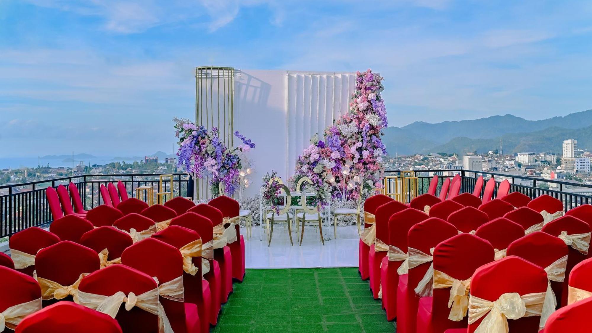 Holiday Inn Lampung Bukit Randu By Ihg Bandar Lampung Dış mekan fotoğraf
