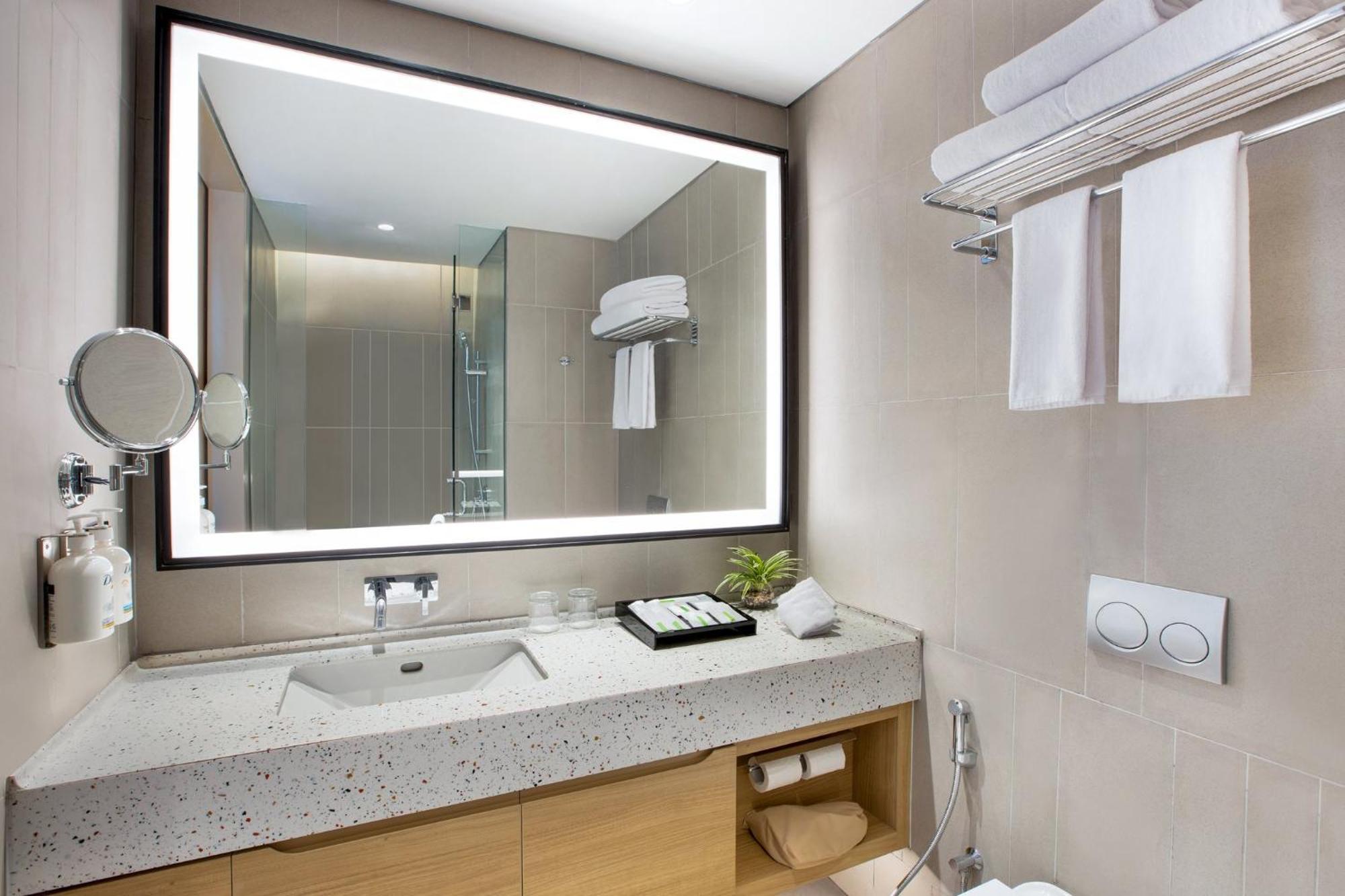 Holiday Inn Lampung Bukit Randu By Ihg Bandar Lampung Dış mekan fotoğraf